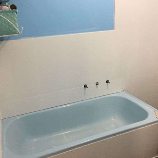 Bathroom before resurfacing